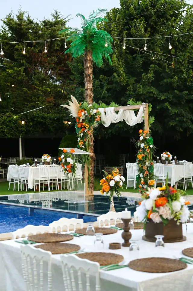 Talia Garden: Havuz başında çiçekli kemer