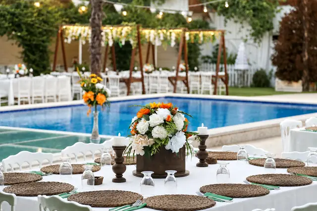 Talia Garden: Havuz başında davet masası