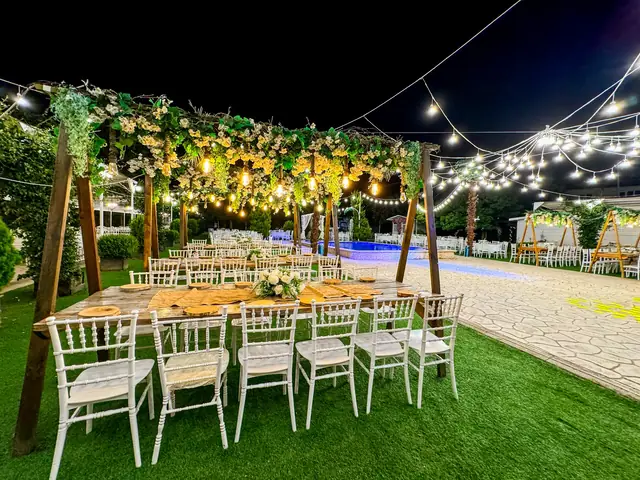 Talia Garden: Pergola altında uzun masalar