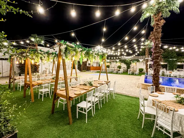 Talia Garden: Salıncaklı pergola masaları