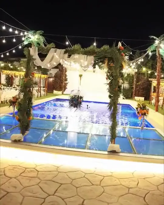 Talia Garden: havuzun cam podyumu üzerinde çiçekli kemer